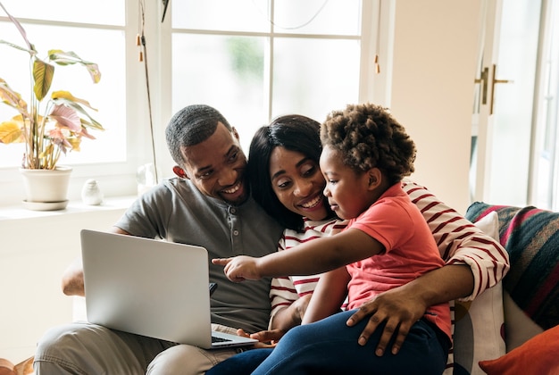 Familia africana pasar tiempo juntos