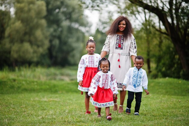 Familia africana con ropa tradicional en el parque Madre afro con niños