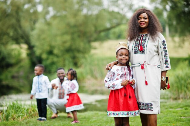 Familia africana con ropa tradicional en el parque