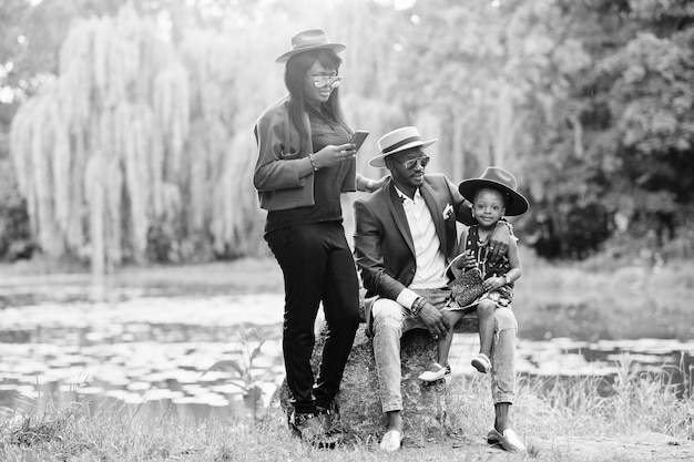 Familia afroamericana elegante y rica