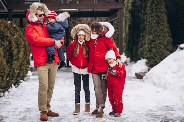 Familia afuera en invierno