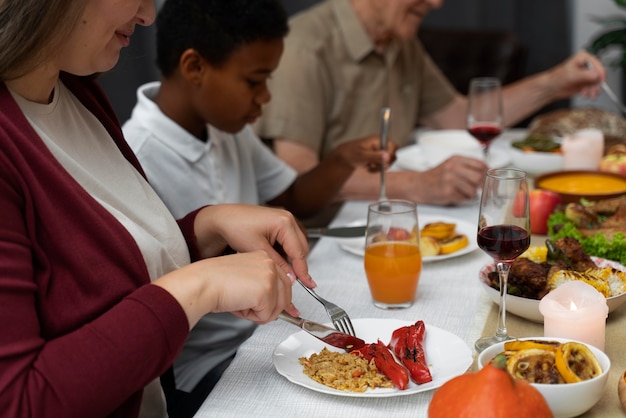 Familia con una agradable cena de acción de gracias juntos