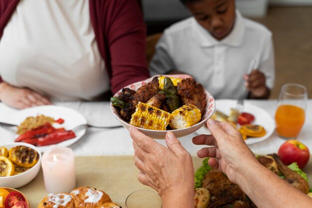 Familia con una agradable cena de acción de gracias juntos