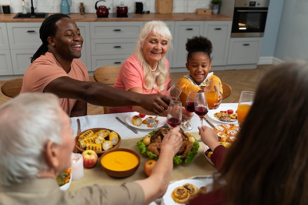 Familia con una agradable cena de acción de gracias juntos