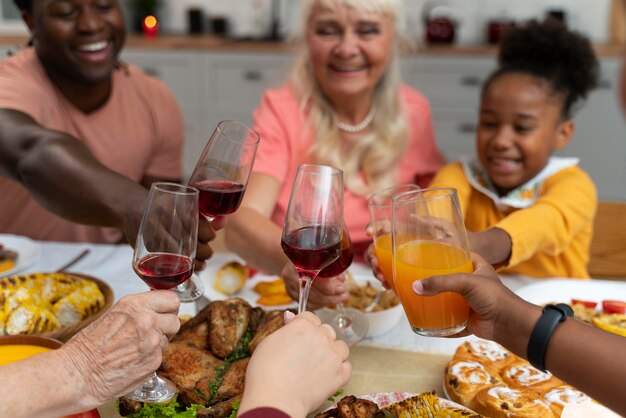 Familia con una agradable cena de acción de gracias juntos