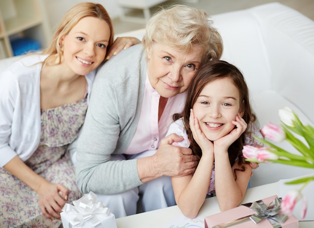 Familia agradable en la sala de estar