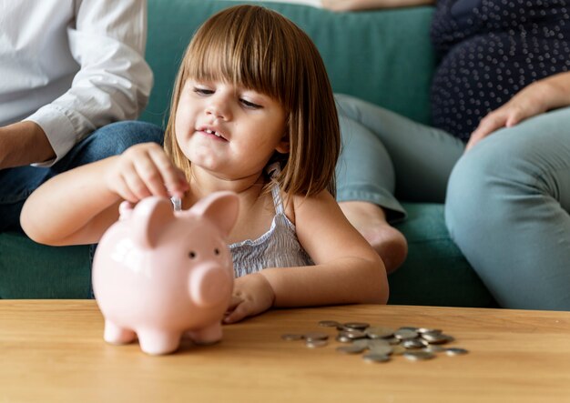 Familia ahorrar dinero en la hucha