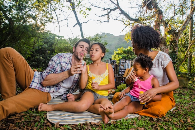 Familia alegre en el campo