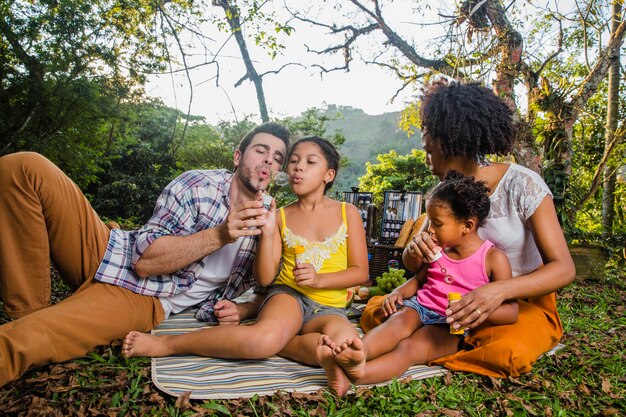 Familia alegre en el campo