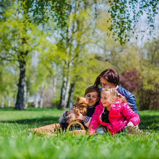 Familia alegre disfrutando en el parque