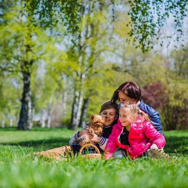 Familia alegre disfrutando en el parque