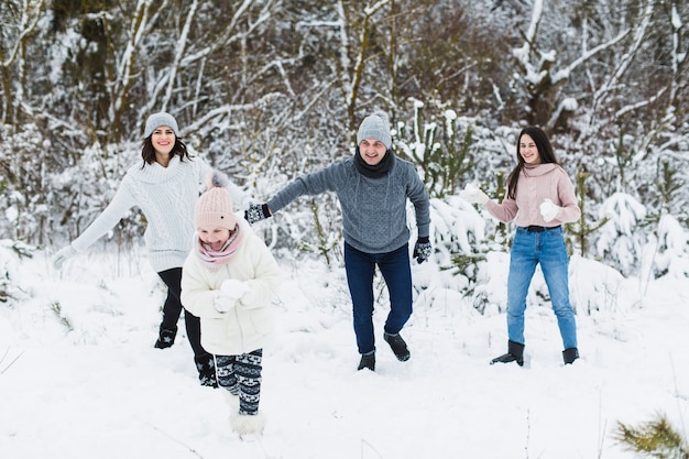 Familia alegre jugando en el bosque