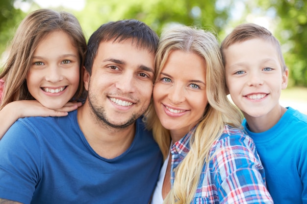 Familia alegre en la naturaleza