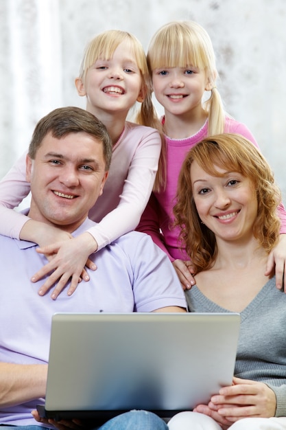 Familia alegre con portátil