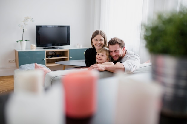 Familia alegre en la sala de estar