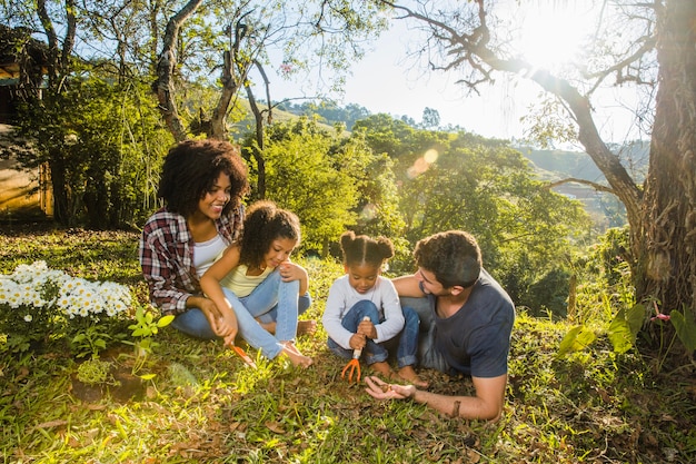 Familia alegre tumbada en colina