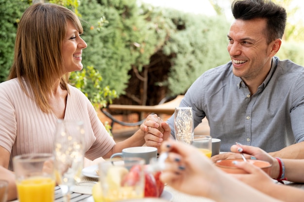 Familia almorzando juntos al aire libre