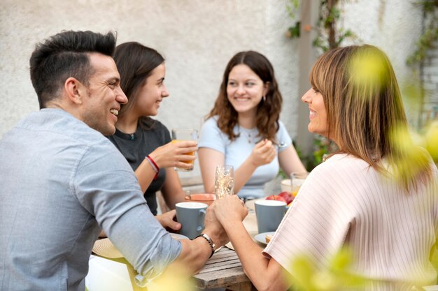 Familia almorzando juntos al aire libre