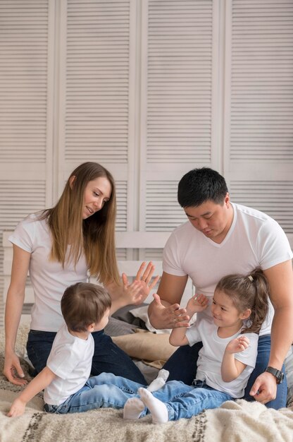 Familia de alto ángulo en casa