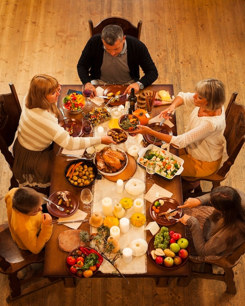 Familia de alto ángulo sentado en la mesa de la cena