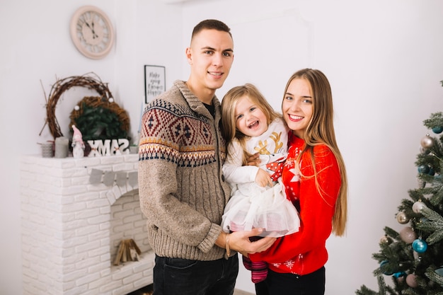 Familia amable celebrando navidad en casa