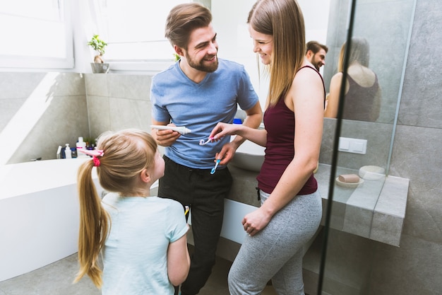 Familia amorosa con cepillos de dientes