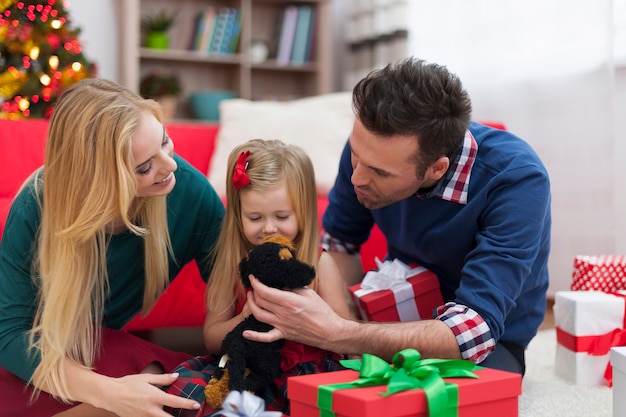 Familia amorosa jugando juntos en el día de Navidad