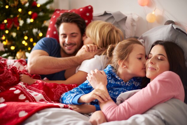 Familia amorosa en la mañana de Navidad