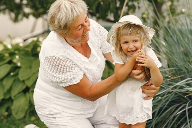 Familia en un año atrás. Nieta con abuela. Gente con gallinita.