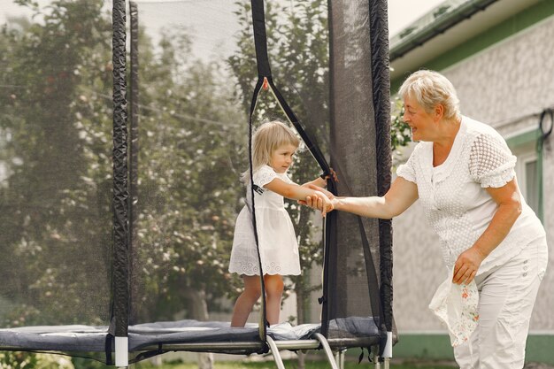 Familia en un año atrás. Nieta con abuela.