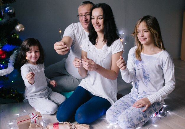 Familia en el árbol de Navidad