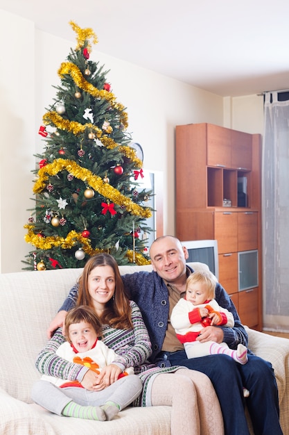 Familia con árbol de Navidad