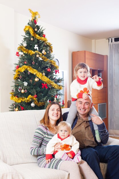 Familia con árbol de Navidad