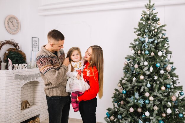 Familia armónica celebrando navidad en casa