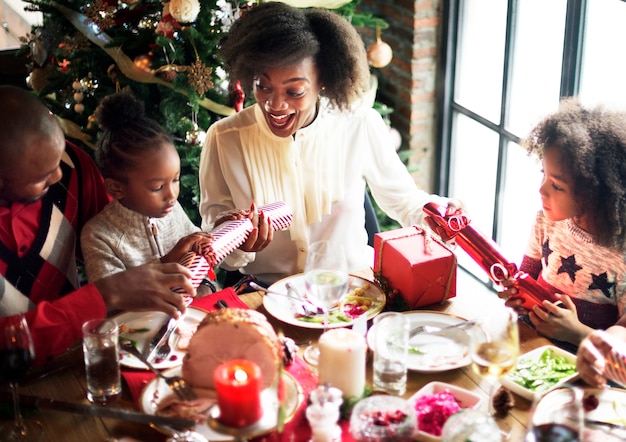 Familia de ascendencia africana celebrando vacaciones de Navidad juntos