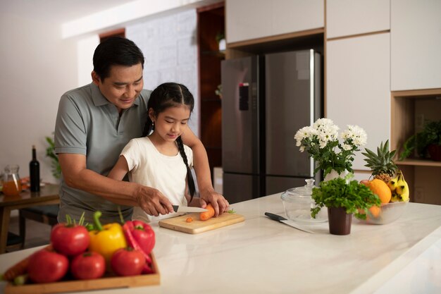 Familia asiática cocinando juntos