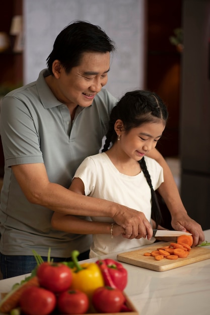 Foto gratuita familia asiática cocinando juntos