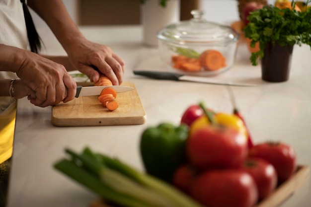 Foto gratuita familia asiática cocinando juntos