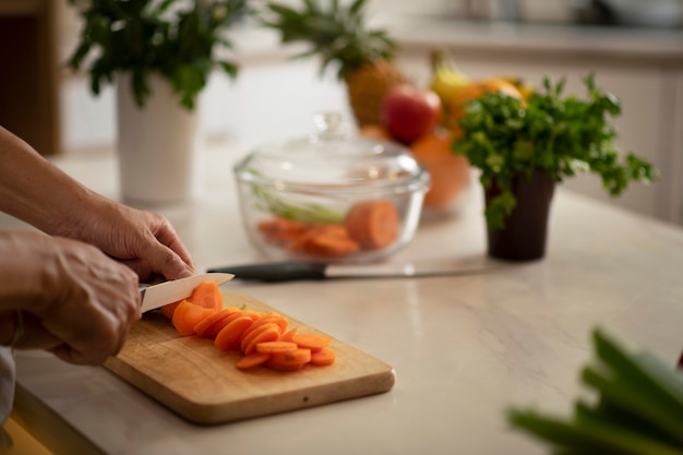 Foto gratuita familia asiática cocinando juntos