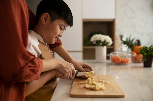 Familia asiática cocinando juntos