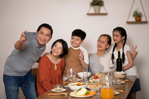Familia asiática comiendo juntos
