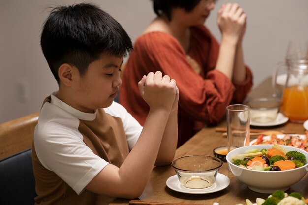 Familia asiática comiendo juntos