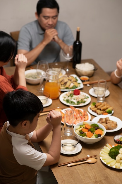 Familia asiática comiendo juntos