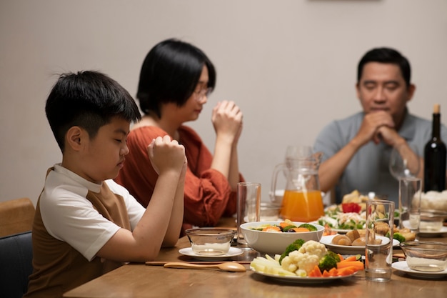 Familia asiática comiendo juntos