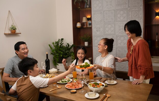 Familia asiática comiendo juntos