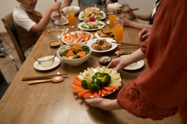 Familia asiática comiendo juntos