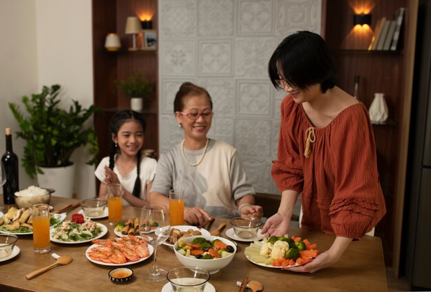 Familia asiática comiendo juntos