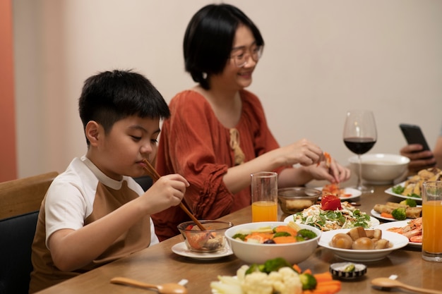 Familia asiática comiendo juntos