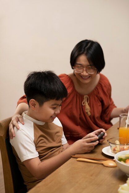 Familia asiática comiendo juntos