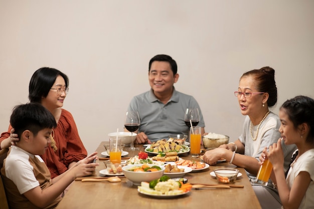 Familia asiática comiendo juntos